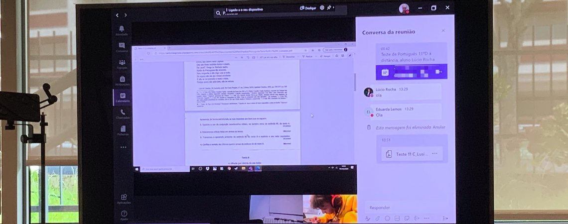 Ecrã com prova a decorrer a distância, mostrando a partilha de ecrã do aluno e a webcam