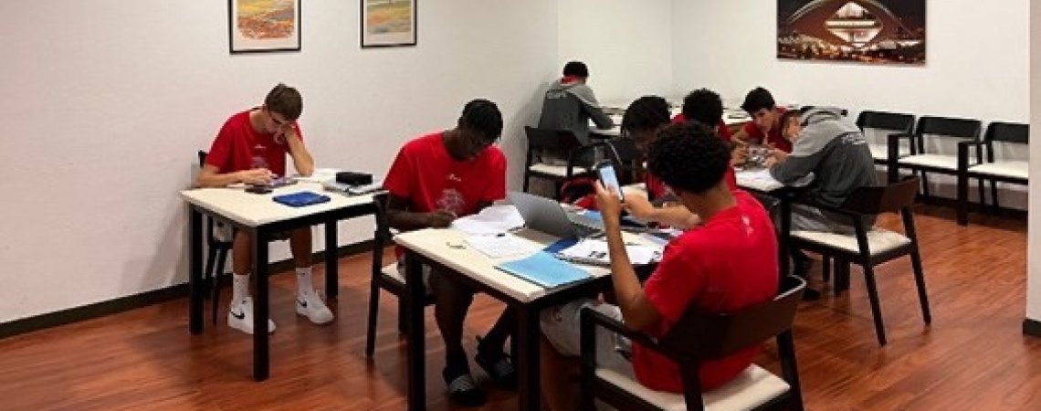 Alunos-atletas do AEPS a realizar tarefas escolares no estágio em Valência