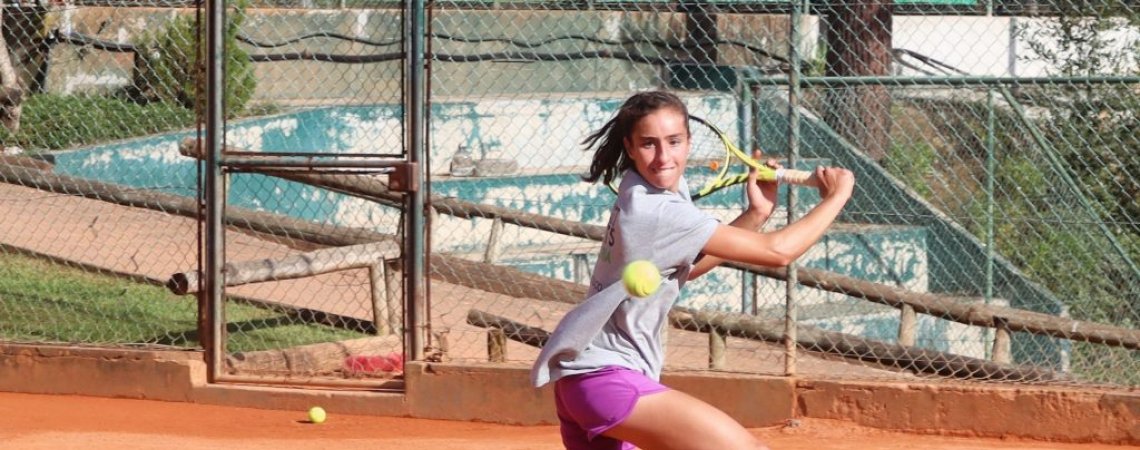 Matilde a jogar ténis